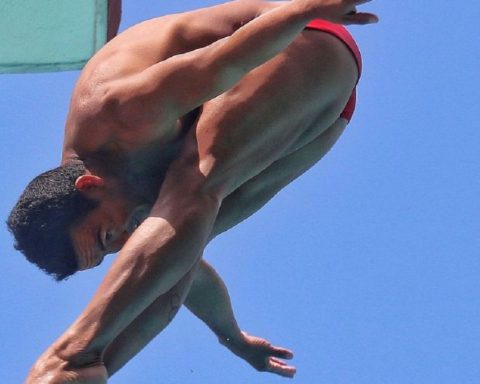 Fotrografía de Ian Matos realizando un salto.