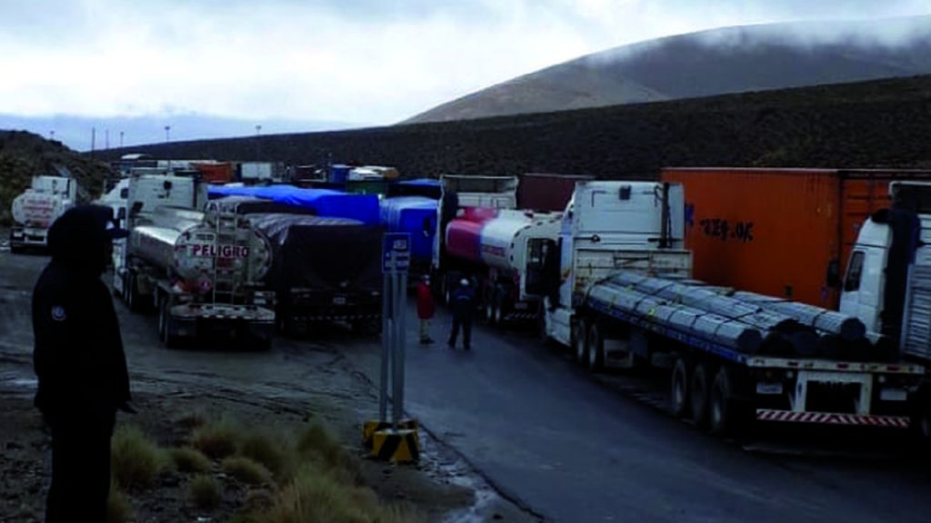 Chile slows down the passage of hundreds of Bolivian drivers due to Covid-19