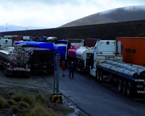 Chile slows down the passage of hundreds of Bolivian drivers due to Covid-19