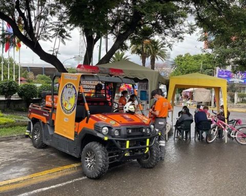 Cochabamba firefighters sell choripanes to repair a forest vehicle