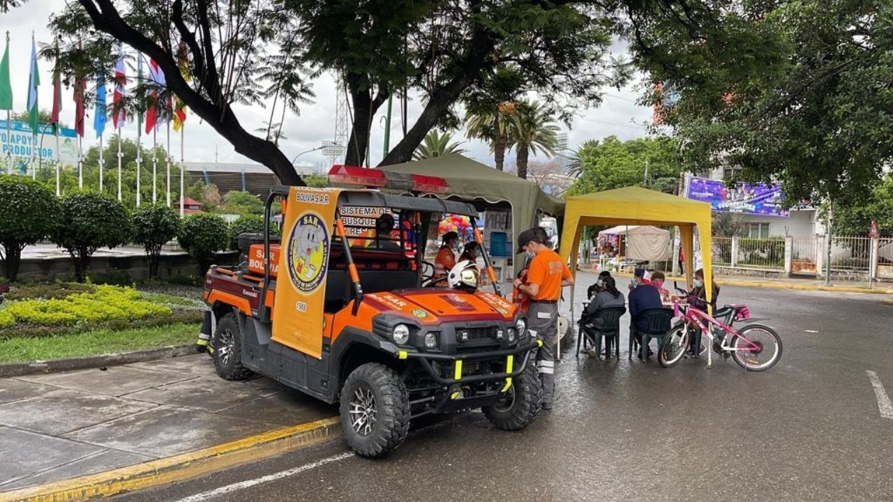 Cochabamba firefighters sell choripanes to repair a forest vehicle