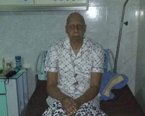 Cuban activist Guillermo Fariñas is arrested and taken against his will to a hospital