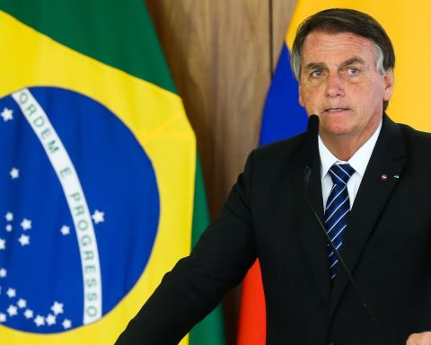 Decree creates funds to pay Brazil Aid of R$400 in December