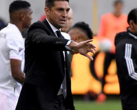 Diego Alonso replaces Óscar Tabárez as Uruguay coach