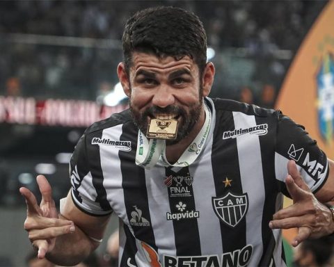 Diego Costa backs down and assures that he will continue in the At.  Mineiro