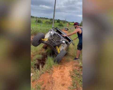 Diego Costa's curious way of trying to turn a half-overturned buggy ...