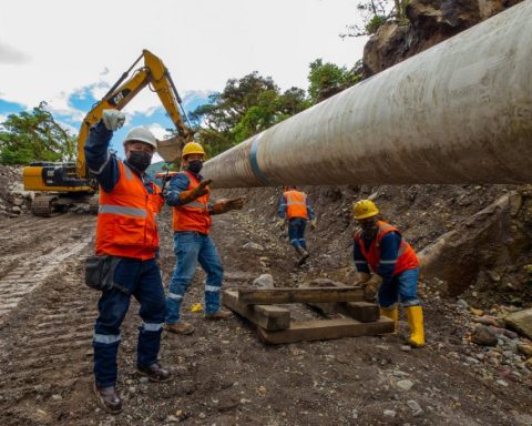 Los trabajos de reparación se realizan a contrarreloj para evitar más pérdidas.