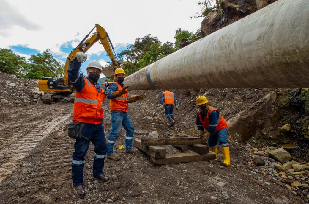 Los trabajos de reparación se realizan a contrarreloj para evitar más pérdidas.