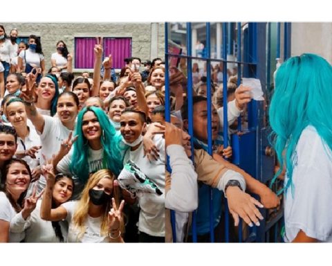 Johanna Bahamón prepared the surprise and Karol G 'drove' the inmates of a prison in Medellín;  danced and signed autographs