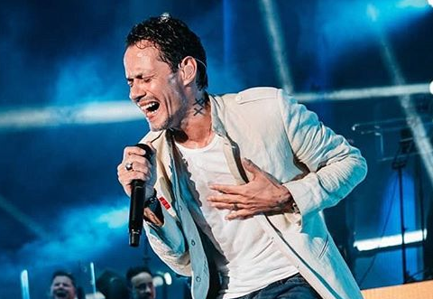 Marc Anthony generates controversy for moving his jaw in an uncontrolled way at a concert