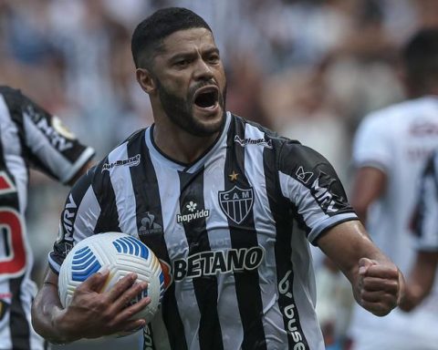 Mineiro thrashes Paranaense and has a shot at the double crown in Brazil