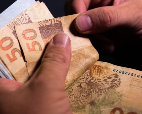 Minimum wage will be R$1,212 as of tomorrow