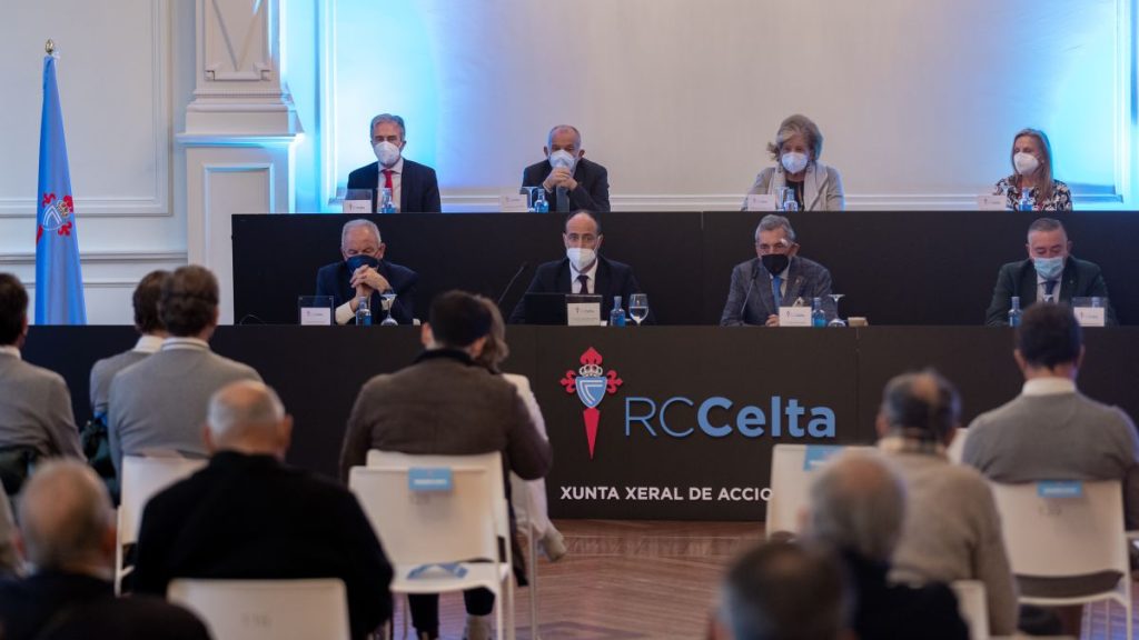 El presidente Carlos Mouriño, acompañado por los miembros de su consejo de administración, durante la junta general de accionistas del Celta.