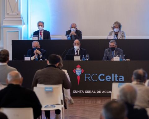 El presidente Carlos Mouriño, acompañado por los miembros de su consejo de administración, durante la junta general de accionistas del Celta.