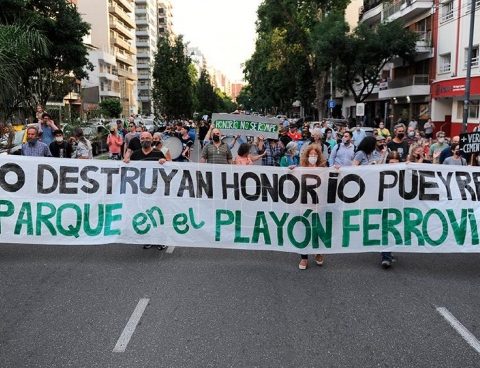 Neighbors of Caballito held a "traffic light" in protest against a linear park