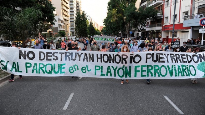 Neighbors of Caballito held a "traffic light" in protest against a linear park