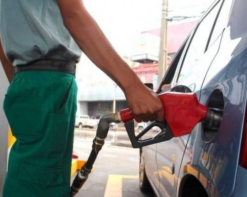 Oil price dropped, but no emblem reduces fuel cost