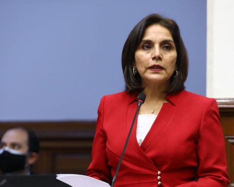 Patricia Juárez and María del Carmen Alva discussed with Guillermo Bermejo in plenary