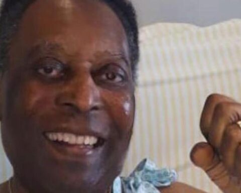 Pelé is discharged and will continue his colon tumor treatment at home