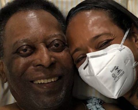 La hija de Pelé tranquiliza sobre su estado: "Papi está bien"