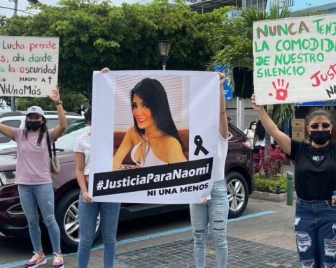 Manabí. Plantón realizado el 17 de diciembre por familiares de Naomi Arcentales para pedir que se investigue su caso. Foto: Tais Arcentales.