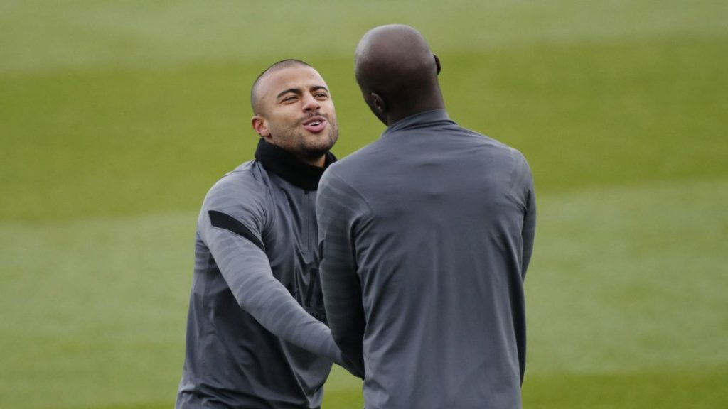 El centrocampista brasileño Rafinha Alcántara bromea con un compañero de equipo durante un entrenamiento del PSG.