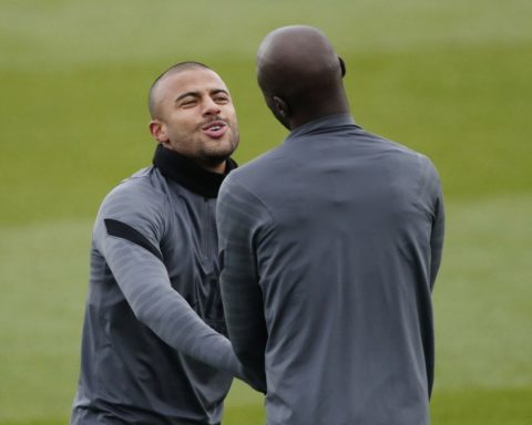 El centrocampista brasileño Rafinha Alcántara bromea con un compañero de equipo durante un entrenamiento del PSG.