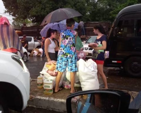 Reimer family delivers food in La Chacarita