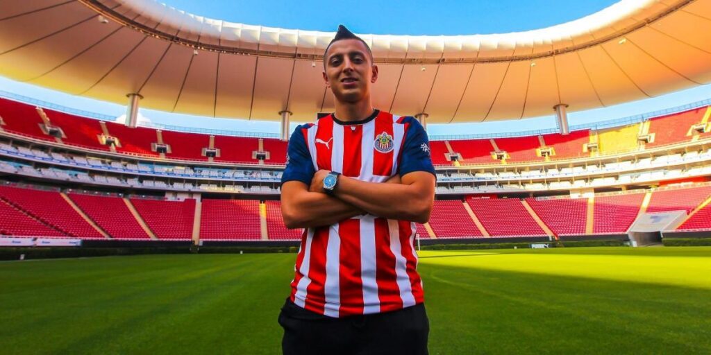 Roberto Alvarado signs contract with Chivas until 2026