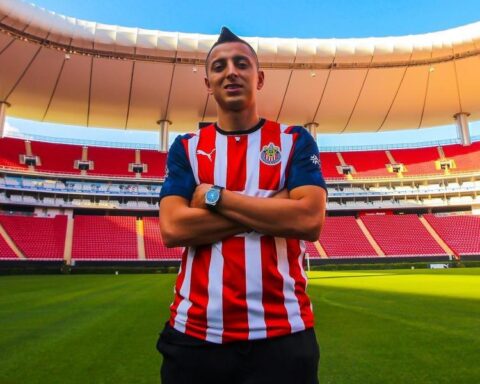 Roberto Alvarado signs contract with Chivas until 2026