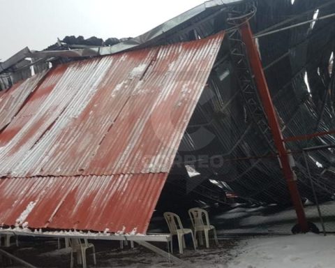 Roof of premises falls due to intense hailstorm in Huancayo and kills young father of family (VIDEO)