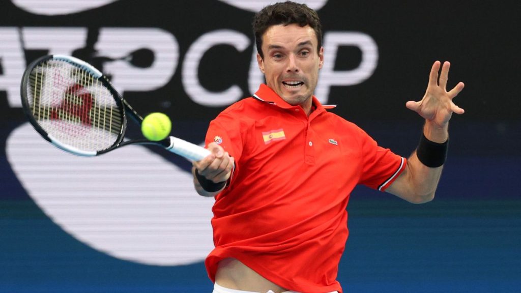 Roberto Bautista Agut devuelve una bola durante su partido ante Alex de Minaur en la eliminatoria entre España y Australia de la ATP Cup 2021.