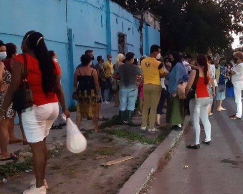 Taking a fight for frozen chicken in a Havana store