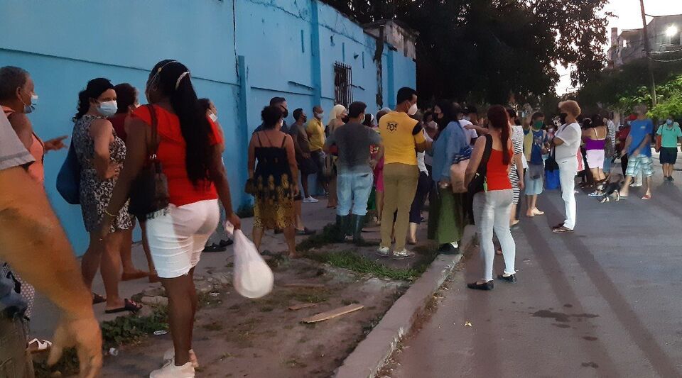 Taking a fight for frozen chicken in a Havana store