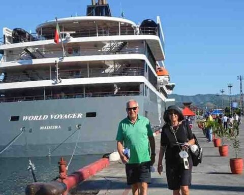 The first cruise of the year brings to Santiago de Cuba about 200 tourists from Germany