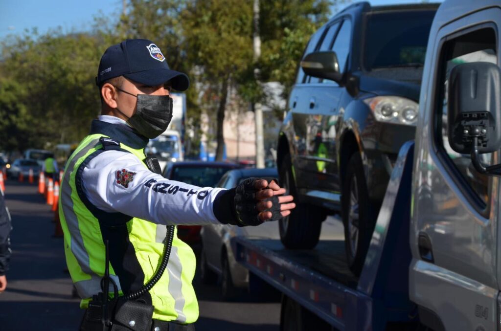 Agentes metropolitanos de tránsito realizan controles en las vías de Quito a vísperas de la Navidad.