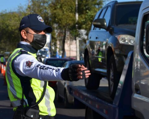 Agentes metropolitanos de tránsito realizan controles en las vías de Quito a vísperas de la Navidad.