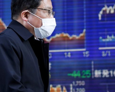 Tokyo Stock Exchange closes with a fall of more than 2% due to fears for Omicron variant