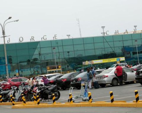 Unions and users of the Jorge Chávez airport reject LAP's request to modify the expansion plan