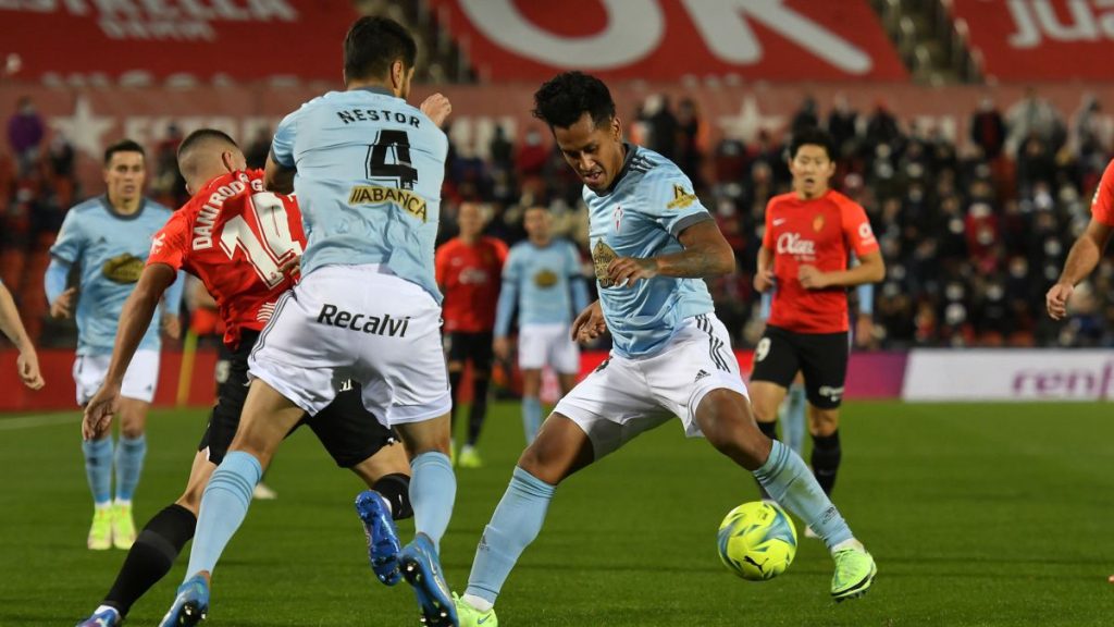 Renato Tapia pugna por el balón con Dani Rodríguez durante el partido entre el Mallorca y el Celta.