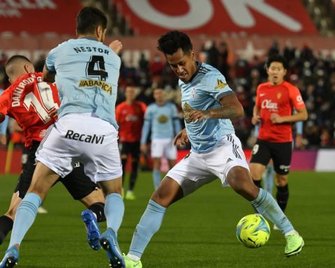 Renato Tapia pugna por el balón con Dani Rodríguez durante el partido entre el Mallorca y el Celta.