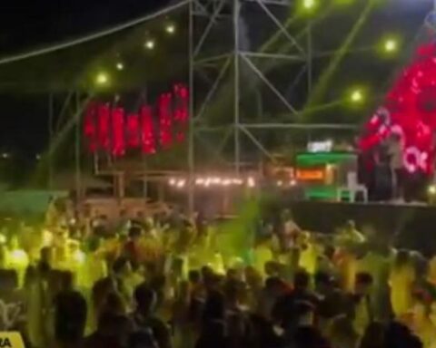 Without masks or distancing and during the curfew, young people attended a party with a live orchestra (VIDEO)