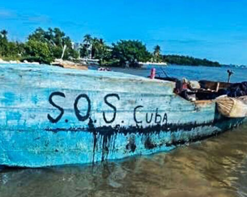 15 rafters arrive in the Florida Keys in a boat with the legend SOS Cuba