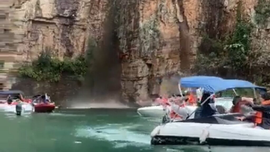 Una roca gigante se derrumba en Brasil y deja al menos siete muertos.