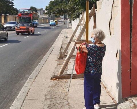 A wall threatens to fall a few meters from the Havana cemetery