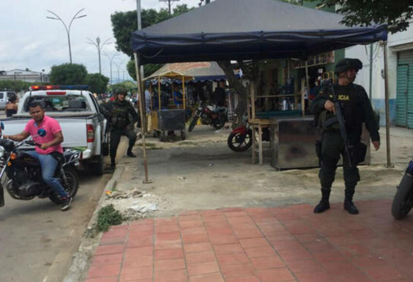 A wounded policeman leaves an attack against the public force in Tibú, Norte de Santander