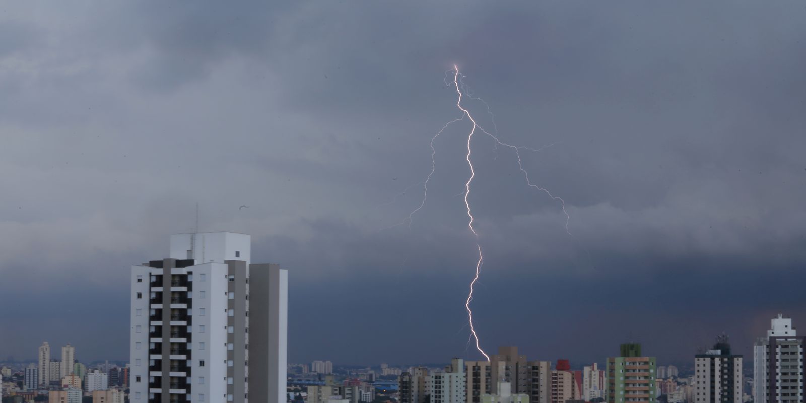 Annual average of lightning should rise from 77.8 to 100 million in Brazil