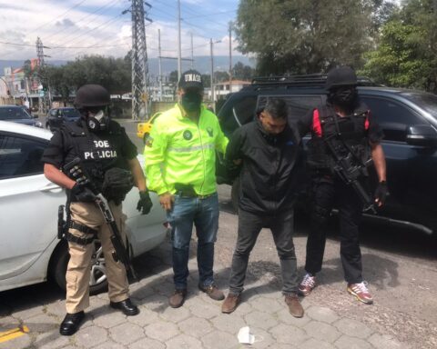 Quito. Agentes detuvieron a un miembro de una banda dedicada al robo de vehículos y posterior extorsión a los dueños del automotor.