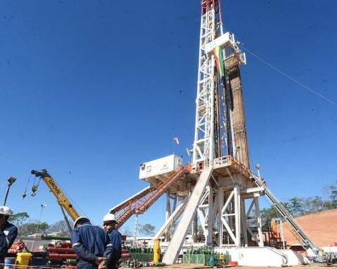 Bolivia fixes its gaze on three oil wells that start producing this year