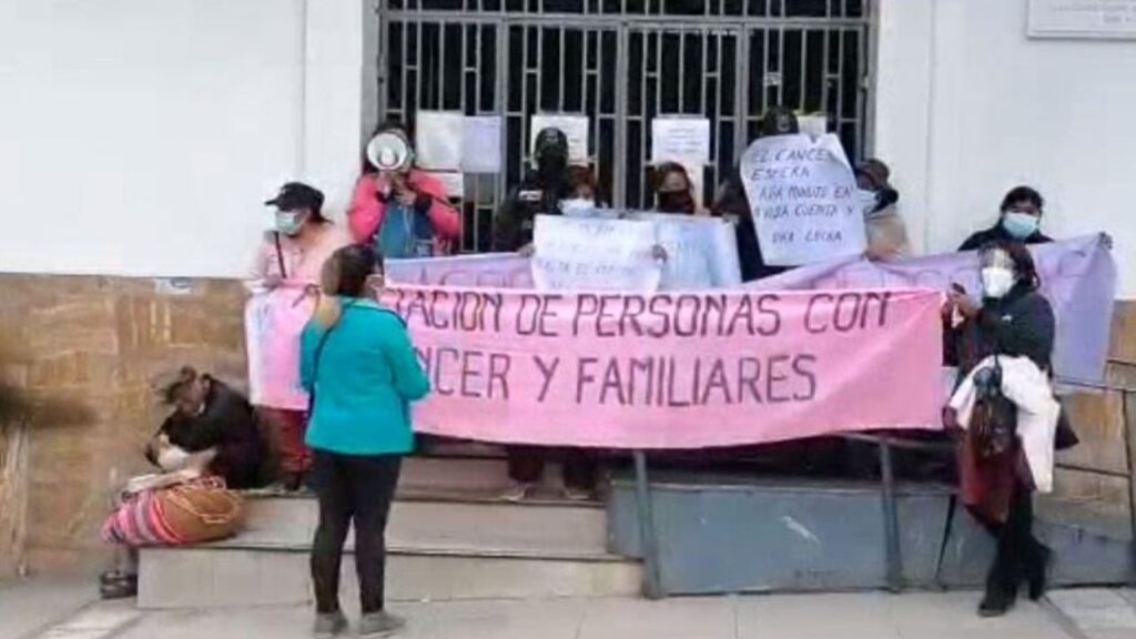 Cancer patients protest for care and ask for an audience with Arce